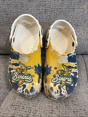 Savannah Bananas CROCS - Size 6 men/8 women